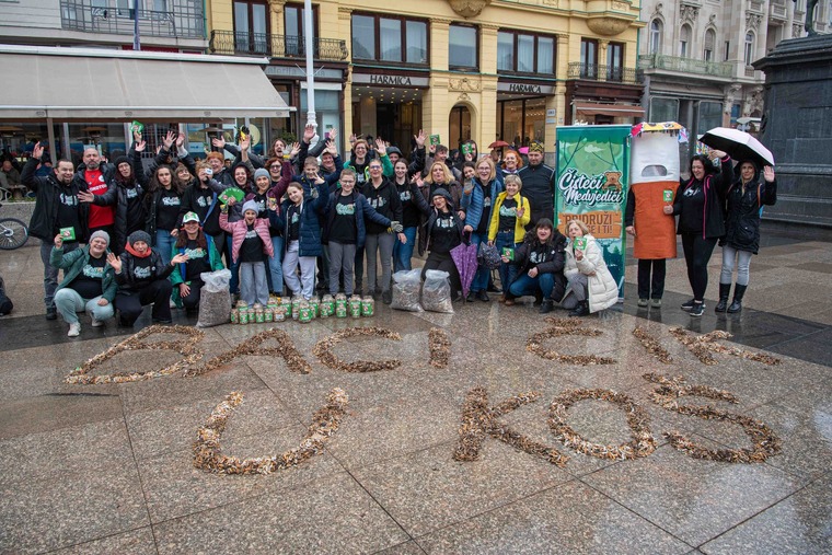 100 tisuća opušaka na Trgu bana Jelačića: Čisteći medvjedići i RokOtok poslali važnu poruku!