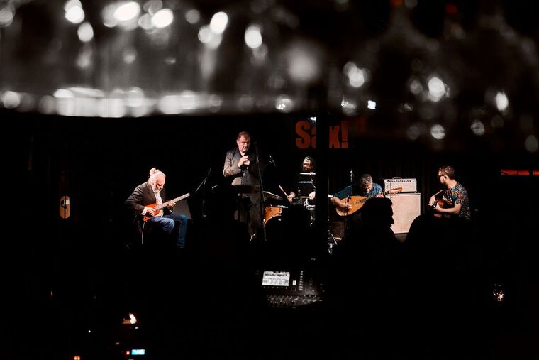 Ahmed Burić & Damir Imamović s bendom u Saxu predstavili spoken word album ‘Sin pustinje’