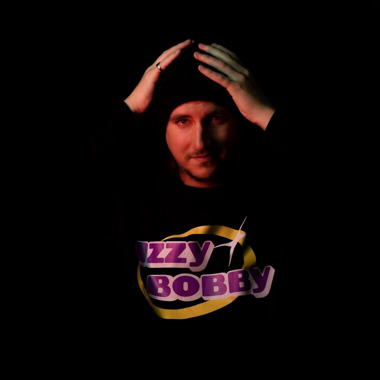 IZZY BOBBY snimio disko-rock posvetu 80-ima i ostvario suradnju s legendarnim britanskim inženjerom