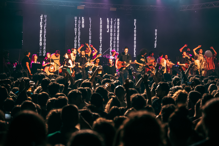 JeboTon ansambl svira božićni koncert u Močvari