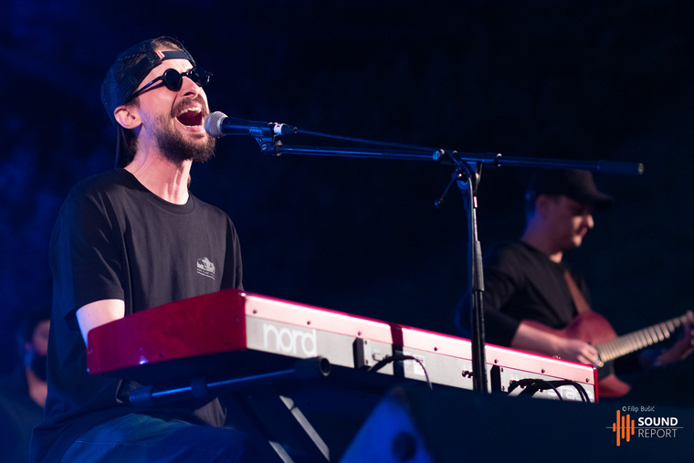 J.R. August sljedećeg četvrtka u Petom Kupeu napokon predstavlja novi materijal