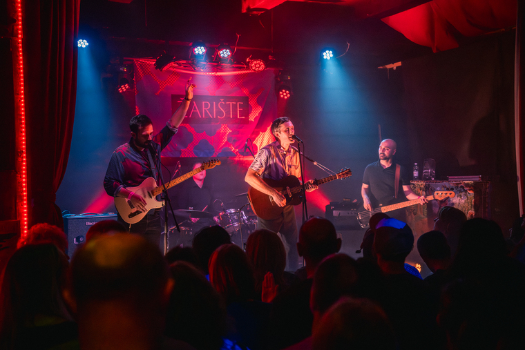 Dva sjajna koncerta Klinike Denisa Kataneca u Katranu lansirala dvomjesečnu glazbenu turneju Žarišta 