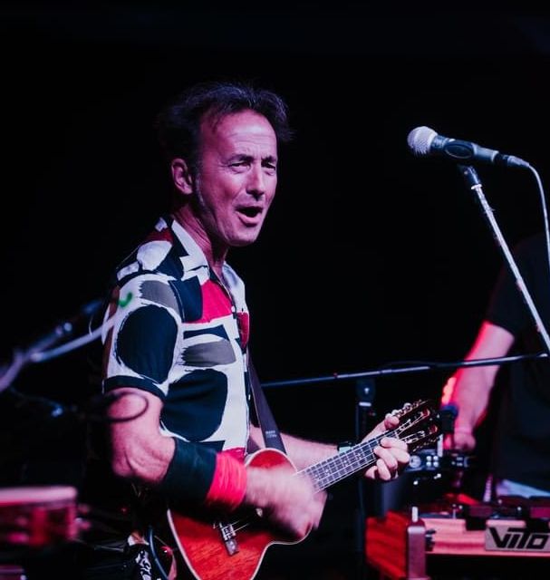 Max Juričić kao Plesač Sporog Stepa najavljuje novi album – zakoračite u ljeto uz pjesmu „Igraj!“