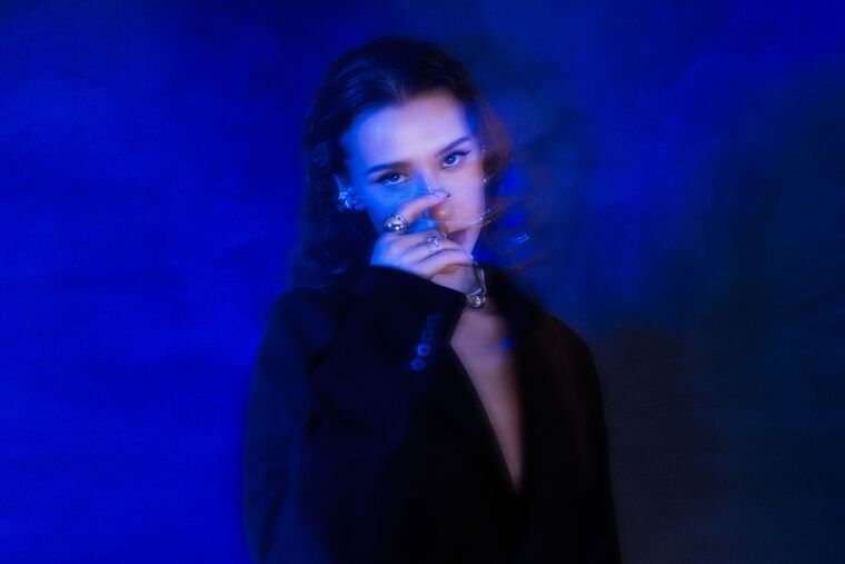 Nela objavila dugoočekivani album “Arhivirano” kao svoj emotivni dnevnik, a prati ga novi singl “Ralje”