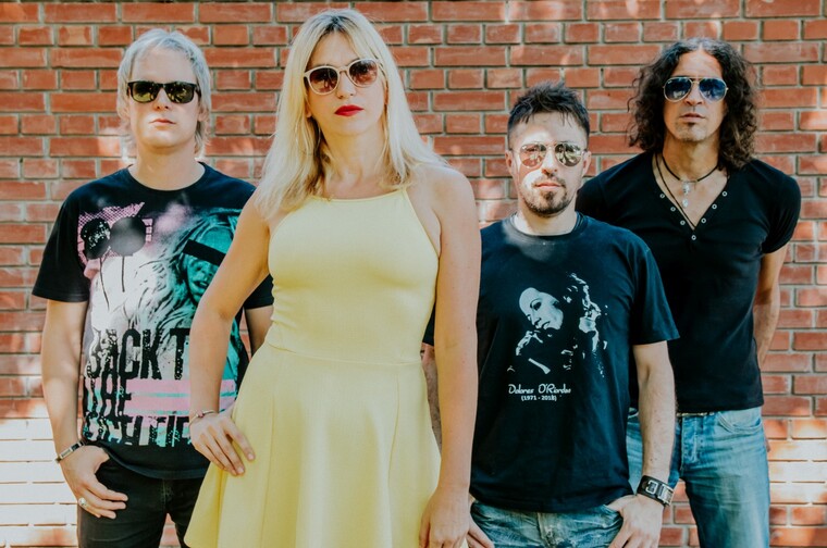 Pjevačica benda Lili Gee postala lutka u izlogu robne kuće!