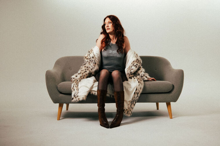 Razigrani pop zvuk i autoironija meme estetikom: Fani Solomun predstavlja novi singl i videospot “Jer te ne volim”