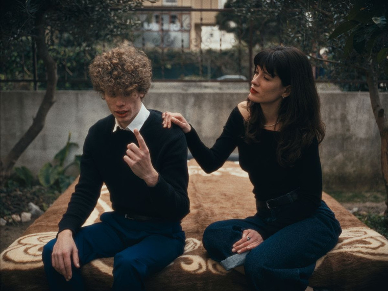 RØLØ predstavlja novi singl “Melasa”