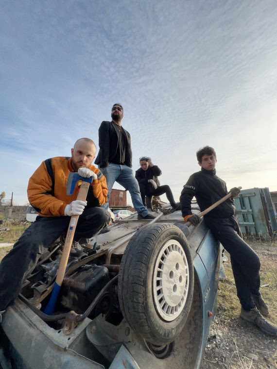 Vizelj uništio policijska kola i najavio koncert