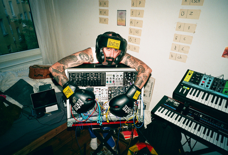 ZEZ dovodi funky hyperpop projekt Zouj u KSET