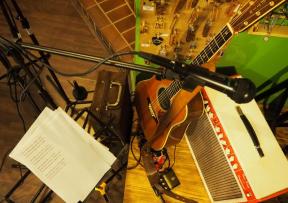 Akustika kroz travanj uz Mixed Up Mary, Side Project i Punčke