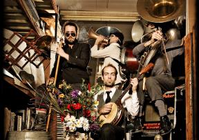 Močvarin koncert godine: L'orchestre d'hommes-orchestres performs Tom Waits