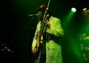 Stari Rambo Amadeus s novom gitarom