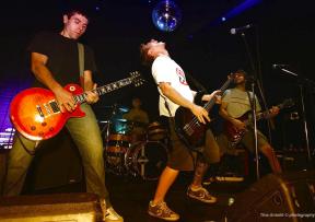 One Step Away vas zove na koncertnu promociju albuma u Tvornici