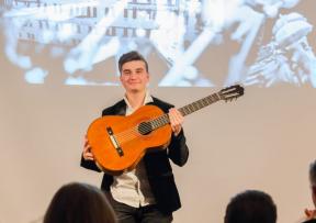 Zlatko Josip Grgić oduševio publiku na gitari staroj 200 godina