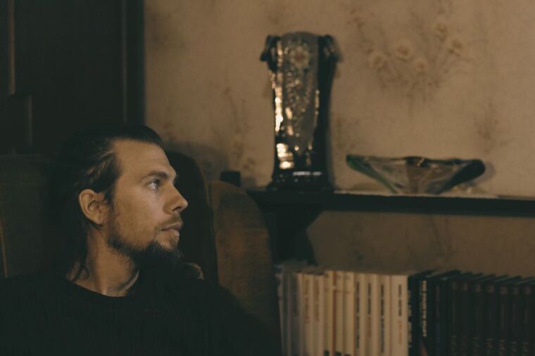 PREMIJERA: Reper iz Sobe - 