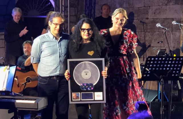 Oliveru dodijeljeno posthumno priznanje za vrhunska diskografska dostignuća