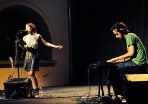 Sara Renar u intimnoj atmosferi Scene Amadeo