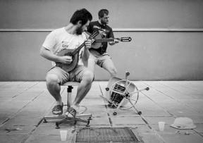 Zvukovi kuhinjskih žlica, gitare i mandoline uz duhovit i satiričan duo