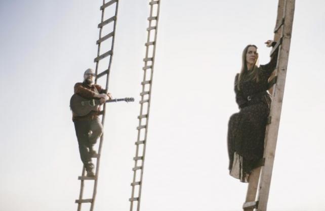 Nola novim singlom i spotom poručuje da je sve ljepše uz pravu osobu, čak i visiti naopačke