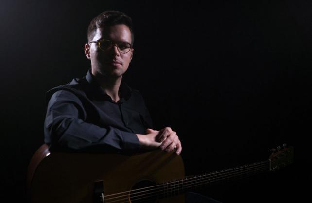 Mlada nada jazz glazbe, Filip Pavić, predstavlja spot za pjesmu “Jutros mi je ruža procvjetala”