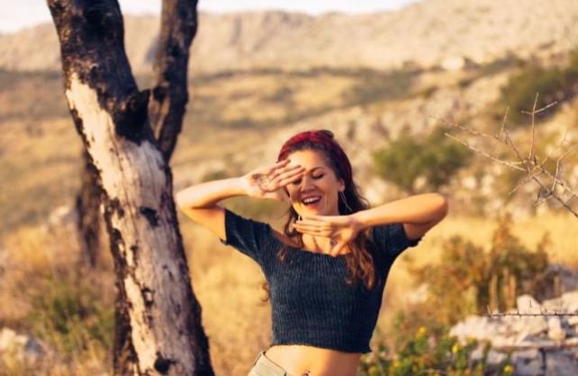 Akleina zelena himna „Zovi ju mama“ napokon ima video – i to kakav!