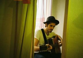 Seen Holden ima novi singl 