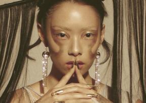 Rina Sawayama odaje počast svojim korijenima i zvuku s početka milenija na prvijencu “Sawayama”