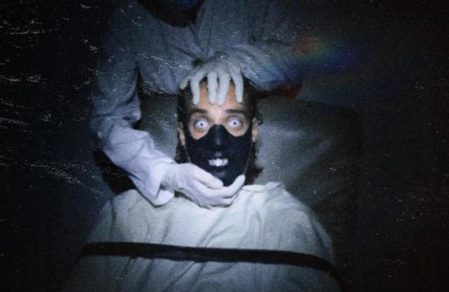 Doktor – novo plastikpop ime na sceni predstavlja pjesmu  „Daj Bebo”