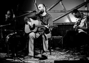 Ivan Škrabe & bend na terasi Začarane Močvare